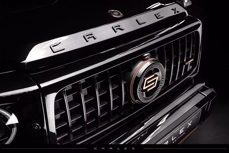 Trong số đó, dễ dàng kể tới là lớp sơn ngoại thất màu đen bóng kết hợp với nhiều chi tiết sơn vàng hồng như bộ mâm, đường line thân xe và đặc biệt là phần mui bằng đồng đầy ấn tượng.