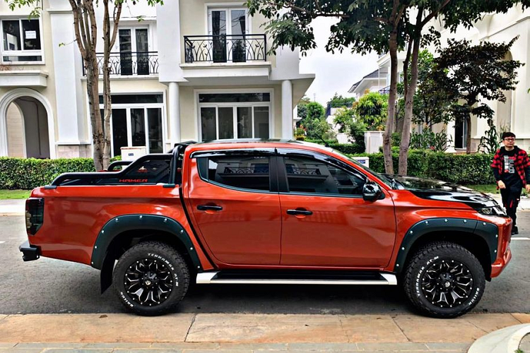 Bước qua phần thân xe, để phù hợp hơn với bộ mâm đa chấu sơn đen chấm phá trắng mới, chủ xe đã trang bị thêm ốp hộc bánh xe với trang trí đinh tán lộ thiên màu đen mờ, cho cái nhìn nam tính và đúng chuẩn tinh thần "Chiến binh Off-Road". Bên cạnh đó, vè che mưa cùng thanh thể thao ở cốp sau hiệu Hamer cùng màu đen cũng là những điểm nhấn không thể bỏ qua trên xe.