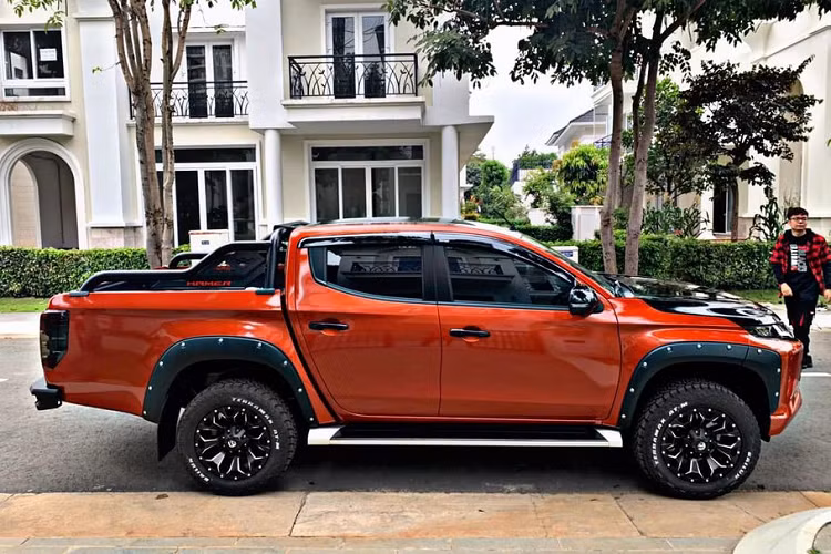 Bước qua phần thân xe, để phù hợp hơn với bộ mâm đa chấu sơn đen chấm phá trắng mới, chủ xe đã trang bị thêm ốp hộc bánh xe với trang trí đinh tán lộ thiên màu đen mờ, cho cái nhìn nam tính và đúng chuẩn tinh thần "Chiến binh Off-Road". Bên cạnh đó, vè che mưa cùng thanh thể thao ở cốp sau hiệu Hamer cùng màu đen cũng là những điểm nhấn không thể bỏ qua trên xe.