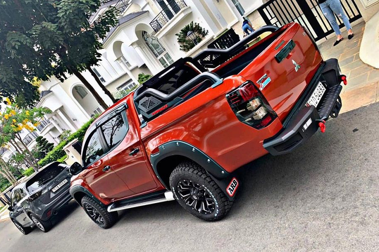 Mitsubishi Triton độ trong bài viết thuộc phiên bản 4x2. Về truyền động, Mitsubishi Triton sử dụng động cơ dầu diesel tăng áp MIVEC 2.4L, sản sinh công suất 179 mã lực tại 3.500 vòng/phút và mô-men xoắn 430 Nm tại 2.500 vòng/phút. Xe đi kèm hộp số tự động 6 cấp.