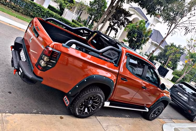 Chiếc bán tải Mitsubishi Triton mới này còn được trang bị khá nhiều phụ kiện như cản sau hiệu Hamer với giá 15,5 triệu đồng. Thanh thể thao với giá khoảng 13,5 triệu đồng... cùng nhiều phụ kiện đi kèm khác.