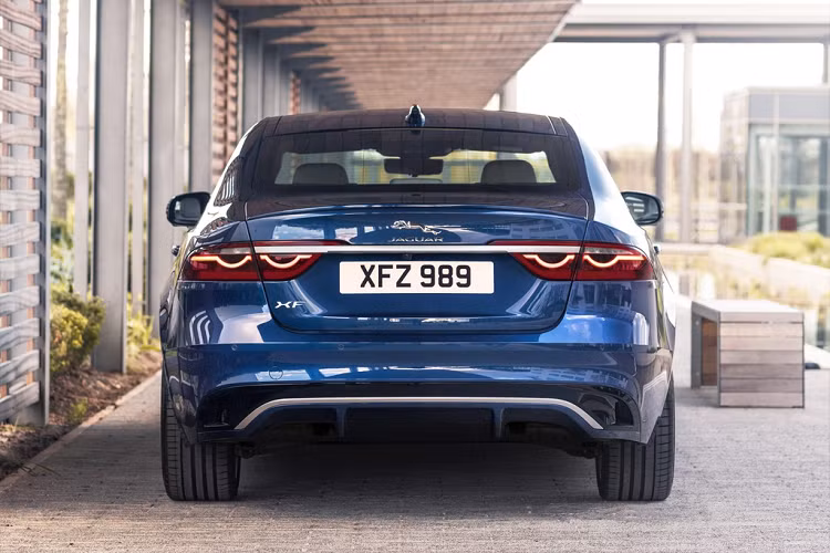 Cụm đèn hậu của XF 2021 vẫn có các dải LED bán nguyệt tương tự đời xe trước. Điểm khác biệt ở đuôi xe là cản sau mang thiết kế thể thao hơn với chi tiết khuếch tán gió. Ngoài ra, 2 ống xả hình tròn được loại bỏ và pô xe mới bố trí ẩn dưới gầm giúp Jaguar XF trông thanh thoát hơn.