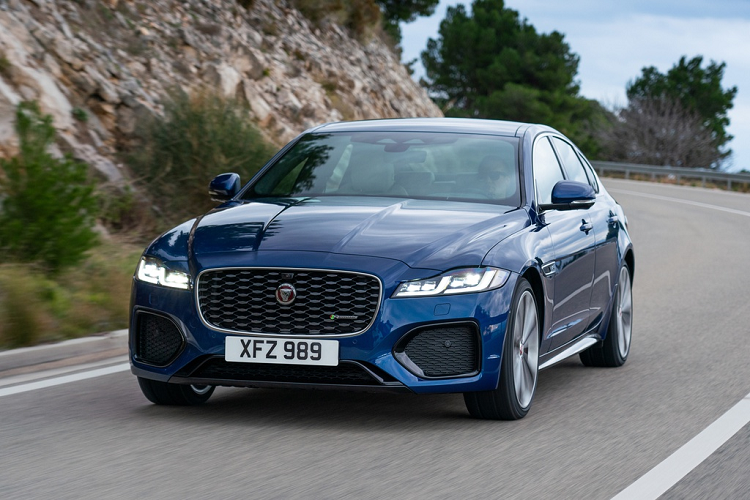 Jaguar XF 2021 nay có tùy chọn cấu hình diesel lai nhẹ (mild-hybrid - MHEV) với động cơ diesel tăng áp 2.0L được hỗ trợ bởi động cơ điện, công suất tối đa đạt 201 mã lực. Hãng xe Anh quốc cũng cung cấp tùy chọn động cơ xăng tăng áp 2.0L với 2 mức công suất là 247 mã lực và 296 mã lực.