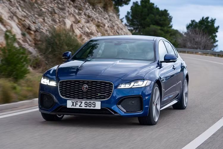 Jaguar XF 2021 nay có tùy chọn cấu hình diesel lai nhẹ (mild-hybrid - MHEV) với động cơ diesel tăng áp 2.0L được hỗ trợ bởi động cơ điện, công suất tối đa đạt 201 mã lực. Hãng xe Anh quốc cũng cung cấp tùy chọn động cơ xăng tăng áp 2.0L với 2 mức công suất là 247 mã lực và 296 mã lực.