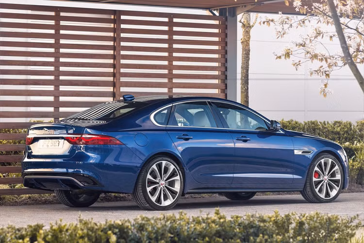 Được xem là "đàn anh" của Jaguar XE, Jaguar XF thế hệ mới có ngoại hình sắc sảo và trẻ trung hơn, đi cùng với đó là các trang bị tiện nghi cao cấp hơn và có thêm tùy chọn động cơ mới.