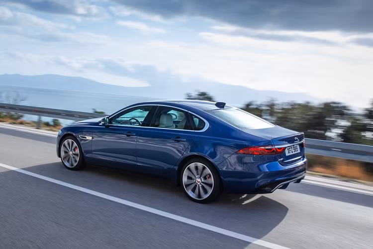 Hộp số tiêu chuẩn của XF là loại tự động 8 cấp, trong khi hệ dẫn động có tùy chọn cầu RWD sau hoặc 4 bánh toàn thời gian AWD. Giá xe Jaguar XF 2021 dự tính khoảng 2,87 tỷ đồng tại Việt Nam sẽ cạnh tranh với Mercedes-Benz E-Class (2,05-2,92 tỷ), BMW 5-Series (2-2,6 tỷ), Audi A6 (2,5-3 tỷ), Lexus ES (2,5 tỷ đồng).