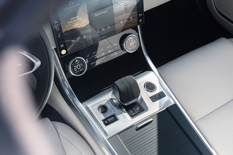 Tương tự Jaguar F-Pace, XF nay chuyển sang sử dụng loại cần số điện thể thao thay cho kiểu núm vặn chuyển số trước đây. Đồng thời, bảng đồng hồ tốc độ mới là màn hình kỹ thuật số 12,3 inch với nhiều giao diện hiển thị cho người lái tùy chọn. Ở phiên bản R-Dynamic, tay lái có thiết kế 3 chấu, tích hợp nút xoay, nút bấm cảm ứng và lẫy chuyển số.