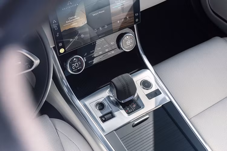 Tương tự Jaguar F-Pace, XF nay chuyển sang sử dụng loại cần số điện thể thao thay cho kiểu núm vặn chuyển số trước đây. Đồng thời, bảng đồng hồ tốc độ mới là màn hình kỹ thuật số 12,3 inch với nhiều giao diện hiển thị cho người lái tùy chọn. Ở phiên bản R-Dynamic, tay lái có thiết kế 3 chấu, tích hợp nút xoay, nút bấm cảm ứng và lẫy chuyển số.