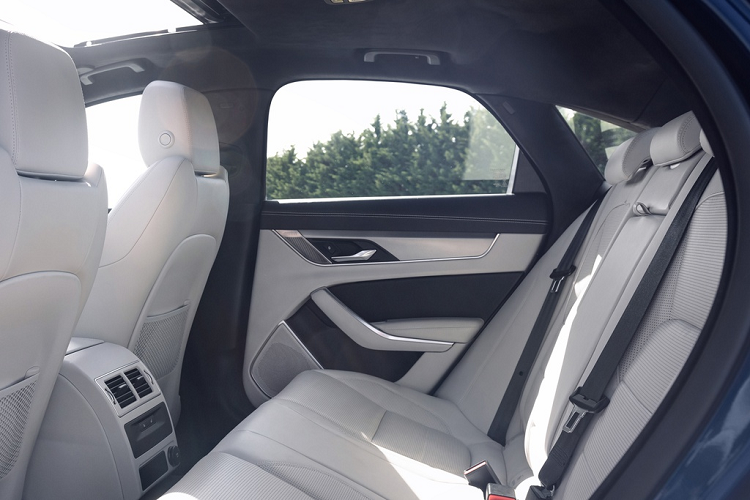 Danh sách trang bị tiện nghi nổi bật của Jaguar XF 2021 có thể kể đến hàng ghế trước chỉnh điện, tích hợp sưởi và làm mát, điều hòa tự động, hệ thống âm thanh vòm tiêu chuẩn 12 loa, chức năng chống ồn chủ động cho nội thất, sạc điện thoại không dây...