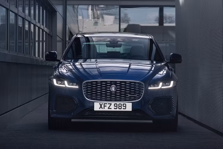 Diện mạo của Jaguar XF 2021 hầm hố hơn khi thừa hưởng thiết kế từ mẫu xe thể thao F-Type. Cụm đèn chiếu sáng được làm nhỏ lại và đèn định vị mới được tạo hình 2 chữ J trẻ trung hơn. Lưới tản nhiệt viền crôm và có đồ họa dạng tổ ong ấn tượng hơn.