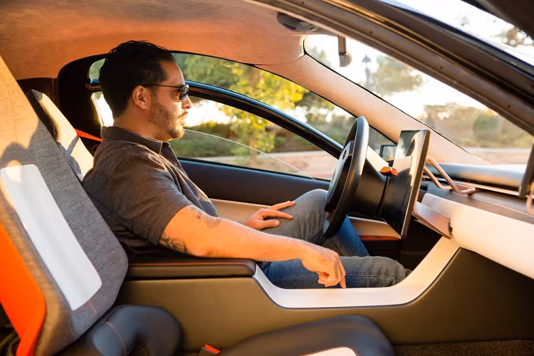 Aptera nói rằng các mẫu xe đầu tiên của sEV này sẽ được sản xuất trong năm 2021 nhưng không đề cập đến ngày giao hàng cụ thể. Các chủ sở hữu tương lai, những người đặt cọc 100 USD, có thể nhận được bản xe tiêu chuẩn hoặc chọn tùy chỉnh nó (phạm vi thích ứng, hệ dẫn động AWD hoặc FWD). Giá xe Aptera sEV sẽ dao động từ 25.900 – 46.900 USD, tùy thuộc vào các tùy chọn.