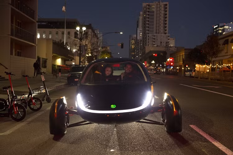 Aptera Motors đã xuất hiện từ năm 2008 và bắt đầu hành trình trở lại này cách đây đúng một năm, với những kế hoạch mới cho chiếc xe chạy bằng năng lượng mặt trời độc đáo. Aptera 2022 chạy điện không phải là một chiếc ôtô, mà là một chiếc xe 3 bánh, nó có thể được phân loại là môtô hoặc xe đạp tự động. Nó trang bị các tấm pin mặt trời trên nóc và một cụm pin dự phòng, dành cho những ai có kế hoạch sử dụng nó vào những việc khác thay vì chỉ làm phương tiện đi làm mỗi ngày.