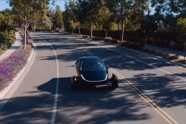 Với số tiền 25.900 USD, người mua sẽ có một chiếc eSV sử dụng hệ dẫn động FWD với 134 mã lực và cự li di chuyển thấp nhất: cụm pin 25 kWh sẽ chỉ cung cấp khoảng 400 km. Không rõ giá cụ thể cho từng cụm pin là bao nhiêu, nhưng ta biết rằng loại lớn nhất là 100 kWh, đi cùng với AWD và mô tơ mạnh 201 mã lực. Một số tùy chọn khác là 40 kWh và 60 kWh, tương ứng cự li trên 640 km và 960 km. 