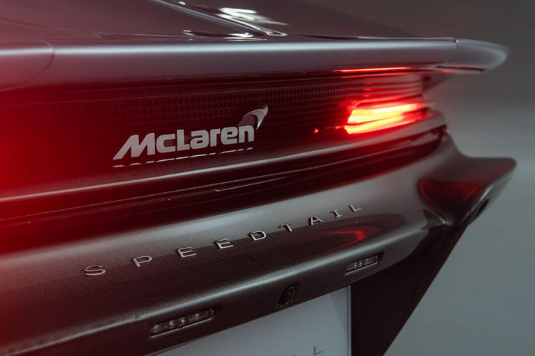 Để đạt được tốc độ và gia tốc trên, McLaren Speedtail được thiết kế để giảm thiểu lực cản cho hiệu quả khí động học tối đa. Nhờ phần đuôi xe kéo dài, Speedtail có chiều dài 5137mm, dài hơn 549mm so với McLaren P1. Tuy nhiên Speedtail có trục cơ sở dài hơn các mẫu xe khác của McLaren nhưng lại hẹp hơn so với chiếc P1 (1946mm).