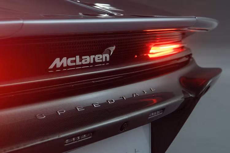 Để đạt được tốc độ và gia tốc trên, McLaren Speedtail được thiết kế để giảm thiểu lực cản cho hiệu quả khí động học tối đa. Nhờ phần đuôi xe kéo dài, Speedtail có chiều dài 5137mm, dài hơn 549mm so với McLaren P1. Tuy nhiên Speedtail có trục cơ sở dài hơn các mẫu xe khác của McLaren nhưng lại hẹp hơn so với chiếc P1 (1946mm).
