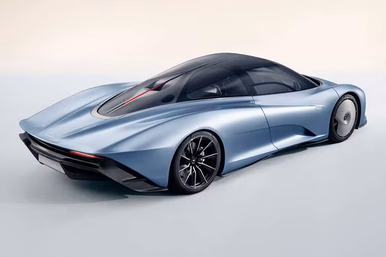 Động cơ xăng trên McLaren Speedtail sẽ tái sử dụng công nghệ lần đầu tiên được áp dụng cho chiếc hypercar hybrid trước đây của McLaren, chiếc P1. Với đường ống nạp trọng lượng nhẹ hơn, hệ thống làm mát xi lanh và piston được tái thiết kế, bản thân động cơ xăng tạo ra 746 mã lực và mô-men xoắn cực đại 800 Nm,