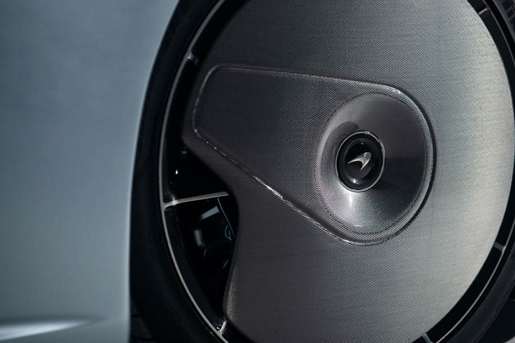 Speedtail sở hữu khung gầm monocoque bằng sợi carbon siêu nhẹ được chế tác độc quyền mang lại cho chiếc xe một trọng lượng khô 1430kg. Ngoài ra, Speedtail còn xứng đáng là con cưng của McLaren khi hãng này đang hợp tác với Pirelli để phát triển lốp xe hàng thửa cho Speedtail.