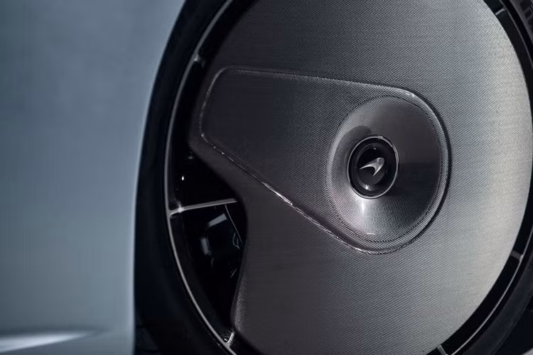 Speedtail sở hữu khung gầm monocoque bằng sợi carbon siêu nhẹ được chế tác độc quyền mang lại cho chiếc xe một trọng lượng khô 1430kg. Ngoài ra, Speedtail còn xứng đáng là con cưng của McLaren khi hãng này đang hợp tác với Pirelli để phát triển lốp xe hàng thửa cho Speedtail.