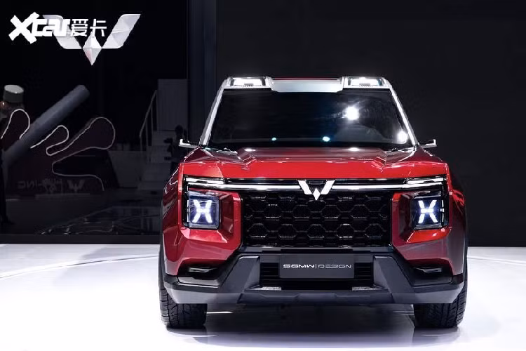 Bên ngoài, Wuling Hong Guang X mới được tạo hình theo ngôn ngữ thiết kế mang tên "Wing Dynamic Aesthetics". Trên mẫu xe này xuất hiện những đường nét thiết kế thẳng thớm, mang đến vẻ rắn rỏi cho Wuling Hong Guang X.