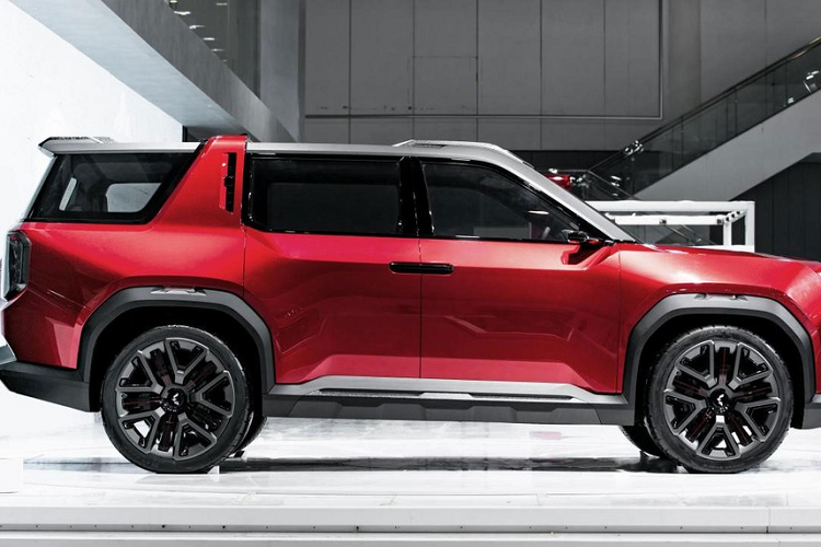 Bên sườn, Wuling Hong Guang X được trang bị nóc bằng phẳng, đường vai thẳng thớm và cột C độc đáo. Để mang đến vẻ cá tính cho xe, thương hiệu Wuling đã sơn màu bạc tương phản cho phần nóc. Vòng ra phía sau, chúng ta sẽ thấy cụm đèn hậu cũng được tạo hình chữ "X" tương tự đèn pha. Nối giữa cụm đèn hậu là dải đèn LED thanh mảnh với logo Wuling ở vị trí trung tâm.