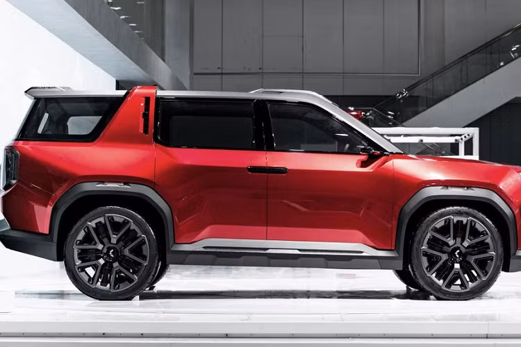 Bên sườn, Wuling Hong Guang X được trang bị nóc bằng phẳng, đường vai thẳng thớm và cột C độc đáo. Để mang đến vẻ cá tính cho xe, thương hiệu Wuling đã sơn màu bạc tương phản cho phần nóc. Vòng ra phía sau, chúng ta sẽ thấy cụm đèn hậu cũng được tạo hình chữ "X" tương tự đèn pha. Nối giữa cụm đèn hậu là dải đèn LED thanh mảnh với logo Wuling ở vị trí trung tâm.