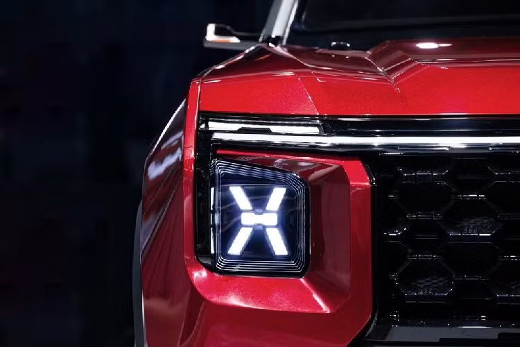 Trên đầu xe, mẫu ôtô Trung Quốc này được trang bị lưới tản nhiệt vuông vắn với mắt lưới hình tổ ong, sơn màu đen bóng. Hai bên lưới tản nhiệt là cụm đèn pha cũng được thiết kế hình vuông với tạo hình chữ "X" ấn tượng. Ngoài ra, trên đèn pha còn có dải đèn LED định vị ban ngày thanh mảnh, nối với logo Wuling phát sáng.