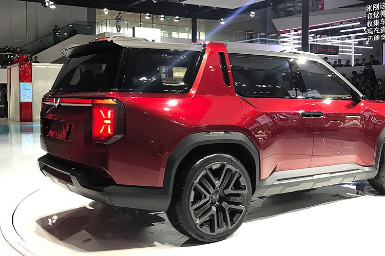 Chưa hết, Wuling Hong Guang X còn được trang bị cản trước, cản sau, hốc bánh và thanh ba-bô-lê bên sườn khá hầm hố. Riêng bộ vành màu đen có thiết kế 5 chấu kép ấn tượng. Cột D của xe còn được sơn màu đen khiến kính cửa sổ như hòa lẫn vào kính sau.