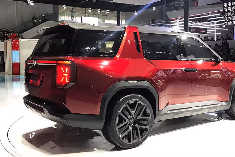 Chưa hết, Wuling Hong Guang X còn được trang bị cản trước, cản sau, hốc bánh và thanh ba-bô-lê bên sườn khá hầm hố. Riêng bộ vành màu đen có thiết kế 5 chấu kép ấn tượng. Cột D của xe còn được sơn màu đen khiến kính cửa sổ như hòa lẫn vào kính sau.