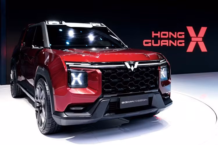 Theo tin đồn, xe sẽ dùng động cơ xăng 4 xi-lanh, tăng áp, dung tích 1,8 lít, sản sinh công suất tối đa 180 mã lực. Thứ hai là động cơ xăng 4 xi-lanh, tăng áp, dung tích 2.0 lít với công suất tối đa 220 mã lực. Dự kiến, Wuling Hong Guang X sẽ được đưa lên dây chuyền sản xuất thương mại và bán ra thị trường Trung Quốc như một mẫu SUV 7 chỗ vào năm sau.