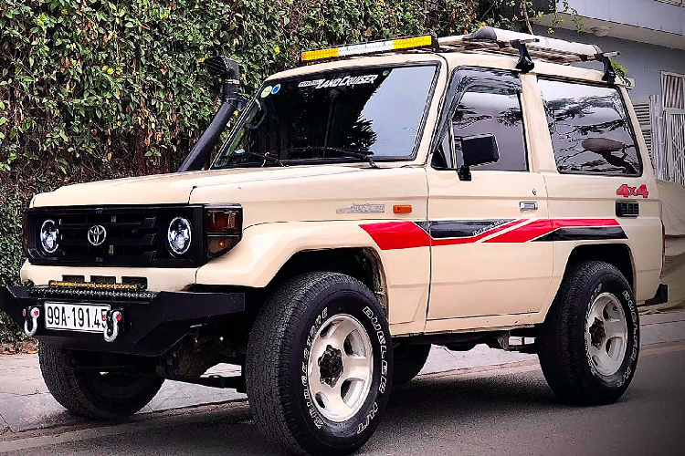 Ra đời vào tháng 11/1984, mẫu xe Toyota Land Cruiser 70 Series được xem là kế nhiệm cho “đàn anh” Land Cruiser 40 Series. So với Land 40 Series, Land 70 Series đã được tái thiết kế, đổi mới kiểu dáng bên ngoài và cải thiện sự thoải mái với cabin trở nên rộng rãi hơn.