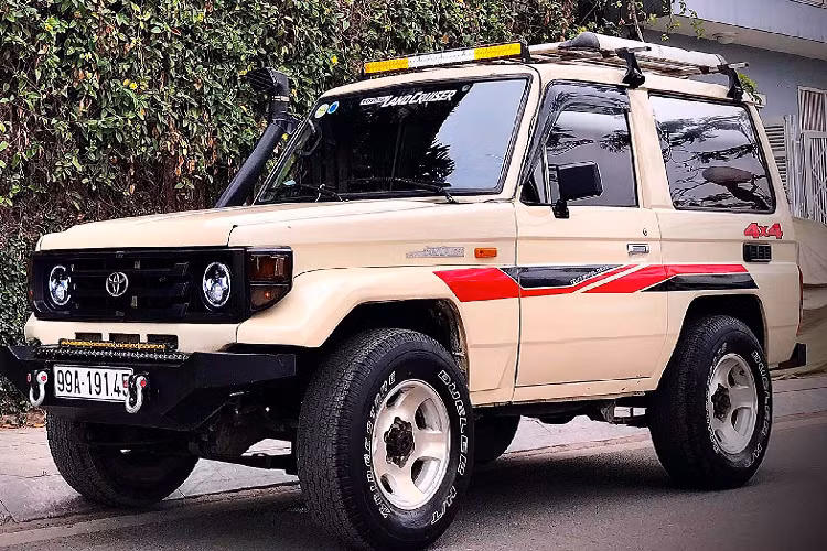 Ra đời vào tháng 11/1984, mẫu xe Toyota Land Cruiser 70 Series được xem là kế nhiệm cho “đàn anh” Land Cruiser 40 Series. So với Land 40 Series, Land 70 Series đã được tái thiết kế, đổi mới kiểu dáng bên ngoài và cải thiện sự thoải mái với cabin trở nên rộng rãi hơn.