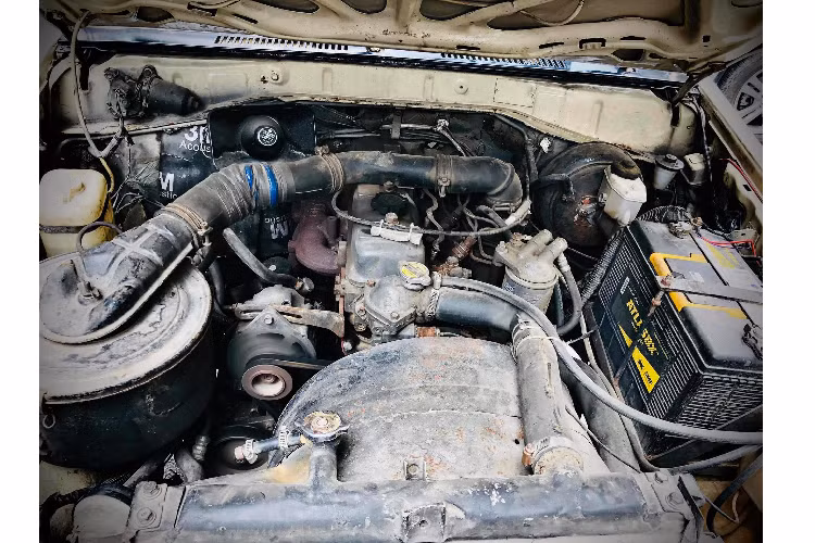 Tổng thể chiếc SUV hấp dẫn hơn với nước sơn Vàng Cát trang nhã, mang nhiều điểm nhấn với bộ tem “Land Cruiser” nổi bật và “dàn chân” lắp bộ mâm nguyên bản được sơn màu “ton sur ton” với thân xe. Ngoài ra, xe còn được nâng cấp ống thở giúp ngoại thất chiếc SUV mang hình dáng hộp thêm nhỏ khoẻ khoắn hơn.