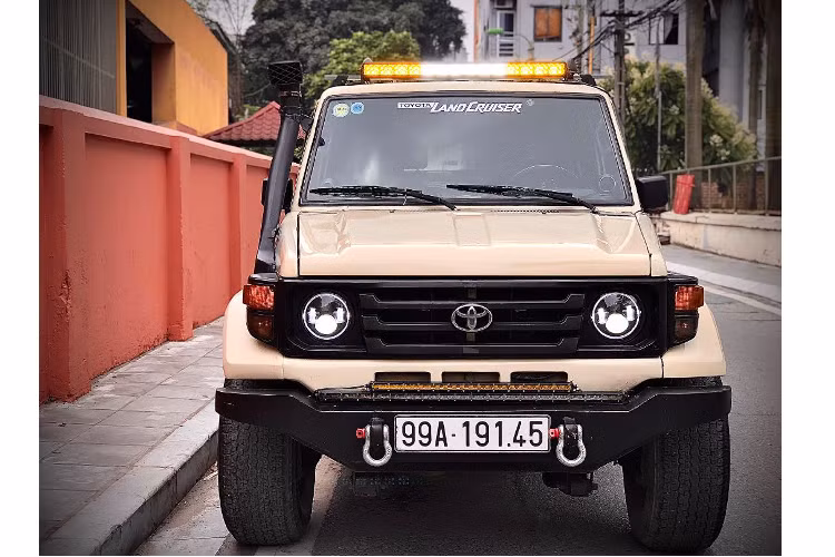 Land Cruiser 70 Series được cung cấp đa đa dạng các phiên bản động cơ xăng và dầu khác nhau. Bên cạnh nhiều biến thể như: Trục cơ sở ngắn (FJ70 và BJ70 trong bài viết), trục cơ sở trung (FJ73 / BJ73) và trục cơ sở dài (FJ75 / HJ75).