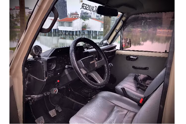 Nội thất chiếc Land Cruiser BJ70 vẫn được chủ nhân duy trì theo kiểu nguyên bản với các chi tiết như ghế ngồi bọc da, bảng táp-lô, vô lăng trơn, đồng hồ hỗ trợ lái cơ mộc mạc. Để đáp ứng nhu cầu giải trí, xe được độ thêm đầu CD và một số đồng hồ do góc nghiêng thân xe...