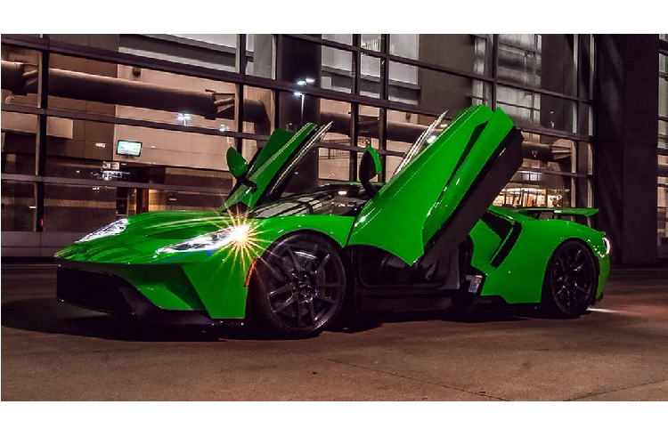 Về giá bán Ford GT, không phải cứ có tiền là sẽ có được chiếc xe này trong gara. Để trở thành chủ sở hữu của GT, khách hàng phải là người được Ford lựa chọn và sẽ phải đồng ý với một số điều khoản trong hợp đồng mua xe trước khi bỏ số tiền ít nhất 450.000 USD ra để mang xe về. Chỉ có 1.250 khách được chọn và có người sẽ phải đợi đến gần hai năm để tận mắt thấy được chiếc xe của mình.