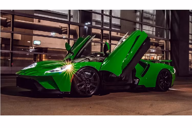 Về giá bán Ford GT, không phải cứ có tiền là sẽ có được chiếc xe này trong gara. Để trở thành chủ sở hữu của GT, khách hàng phải là người được Ford lựa chọn và sẽ phải đồng ý với một số điều khoản trong hợp đồng mua xe trước khi bỏ số tiền ít nhất 450.000 USD ra để mang xe về. Chỉ có 1.250 khách được chọn và có người sẽ phải đợi đến gần hai năm để tận mắt thấy được chiếc xe của mình.