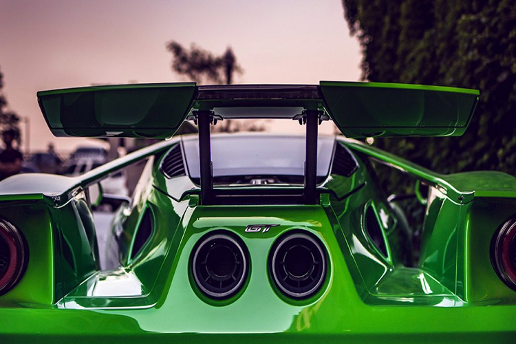 Màu sơn Verde Mantis là màu sơn xanh lá gồm bốn lớp màu. Ở màu sơn này, sắc xanh sẽ vẫn có phần ngả màu vàng khi ra nắng nhưng sẽ không quá vàng như màu sơn Verde Ithaca ở các dòng xe cao cấp hơn. Hiệu ứng sơn sẽ là sắc óng (pearlescent). Màu sơn này cũng thường được sử dụng bởi những hãng siêu xe khác, như Mantis Green của Mclaren và Verde Hykers của Ferrari,…