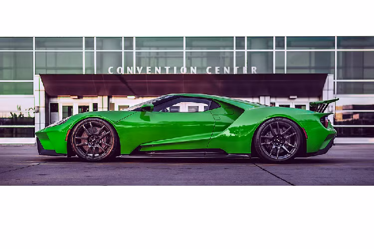 Cơ bản, Ford chỉ cung cấp cho siêu xe Ford GT thế hệ thứ 3 đúng 8 màu sơn, gồm đen, đỏ, vàng, trắng, xám, xanh, bạc, đen mờ. Nếu muốn chiếc GT của mình nổi bật hơn, khách hàng sẽ phải lựa chọn gói nâng cấp màu sơn cấp 2, trị giá 30.000 USD.