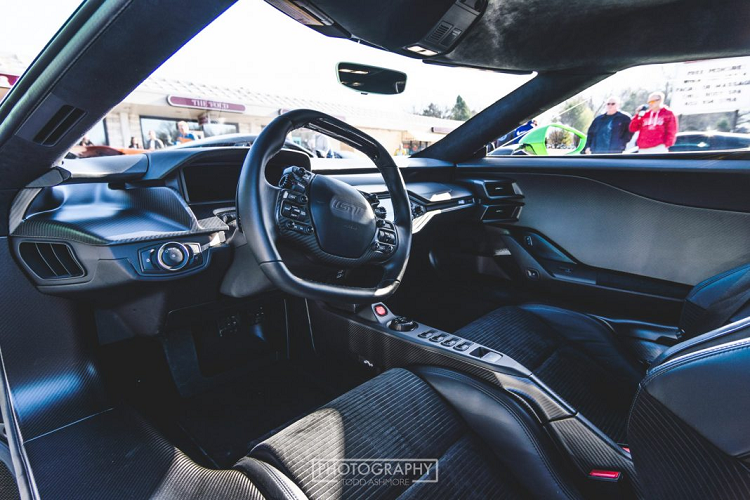 Trên chiếc Ford GT này, bên cạnh màu sơn đến từ Lamborghini, nó còn sở hữu nhiều chi tiết đắt giá khác. Mâm xe là một ví dụ, thay vì sử dụng mâm xe bằng nhôm nguyên khối, chiếc Ford GT này sở hữu bộ mâm được làm bằng sợi carbon, giúp xe nhẹ hơn đến 4 kg so với mâm nhôm.