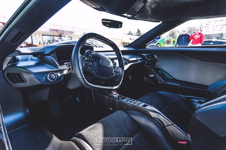 Trên chiếc Ford GT này, bên cạnh màu sơn đến từ Lamborghini, nó còn sở hữu nhiều chi tiết đắt giá khác. Mâm xe là một ví dụ, thay vì sử dụng mâm xe bằng nhôm nguyên khối, chiếc Ford GT này sở hữu bộ mâm được làm bằng sợi carbon, giúp xe nhẹ hơn đến 4 kg so với mâm nhôm.
