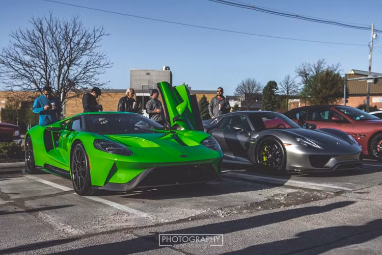 Với sức mạnh này, Ford GT thế hệ thứ 3 có thể đạt 100 km/h từ vị trí đứng yên trong 2,8 giây, tốc độ tối đa hơn 350 km/h. Nhiều người đã muốn mang chiếc xe này về và thay vào động cơ V8 nhưng Ford lại dập tắt hy vọng đớ bằng lời khẳng định “sẽ không có động cơ V8 nào vừa khoang động cơ của GT”. Vì thiết kế có phần “chật” ở nhiều chỗ, Ford GT chỉ năng vỏn vẹn 1.385 kg.