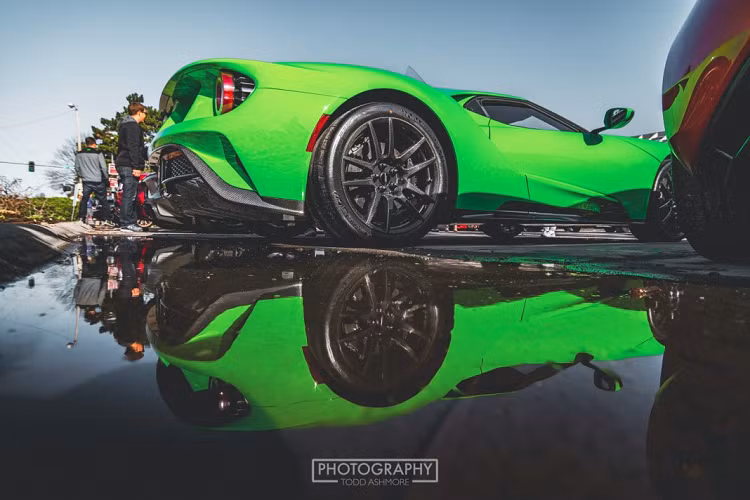 Sợi carbon còn xuất hiện ở trụ A, khuếch tán sau, cản trước, khoang động cơ cùng nhiều chi tiết nội thất. Tất cả những chi tiết này đều thuộc gói nâng cấp sợi carbon của Ford với giá bán không dưới 50.000 USD.