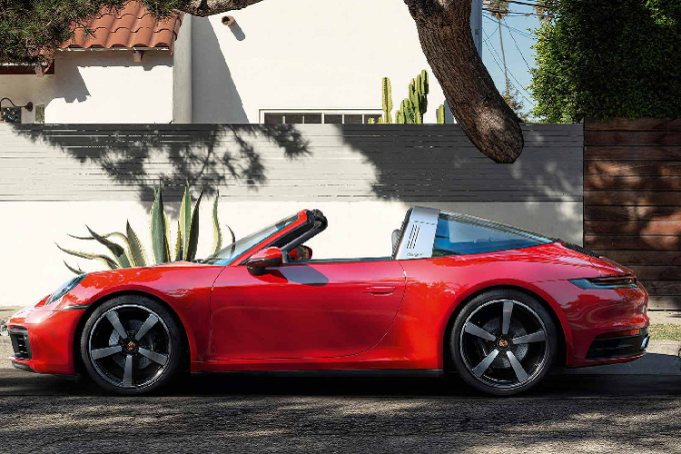 Thiết kế bên ngoài của 911 Targa gợi liên tưởng đến người anh em 922 tiêu chuẩn với các khe hút gió lớn hơn, đèn đuôi và bộ chia gió sau được mở rộng. Ở phía sau, hệ thống ống xả kép kích thước lớn được tích hợp vào cản sau.