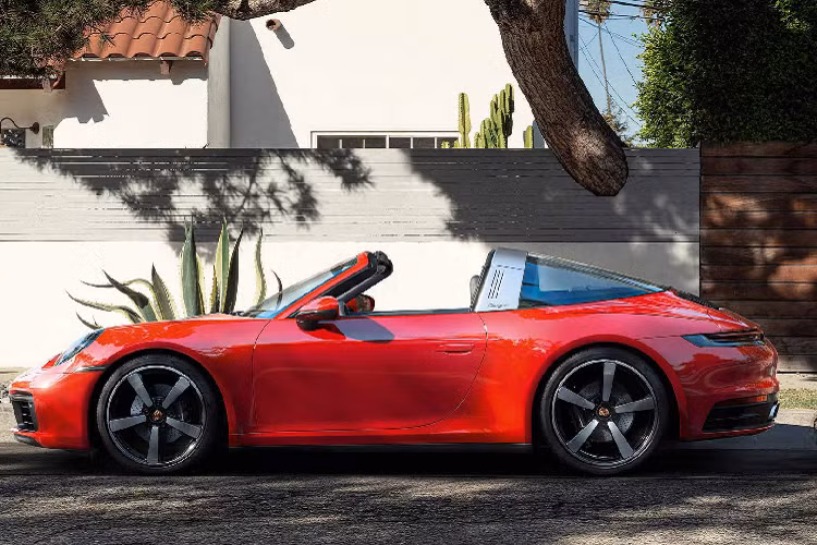 Thiết kế bên ngoài của 911 Targa gợi liên tưởng đến người anh em 922 tiêu chuẩn với các khe hút gió lớn hơn, đèn đuôi và bộ chia gió sau được mở rộng. Ở phía sau, hệ thống ống xả kép kích thước lớn được tích hợp vào cản sau.