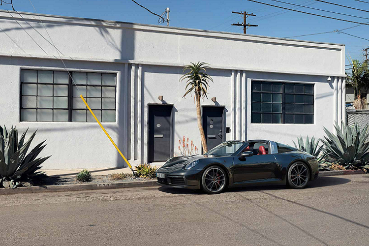 Để kiểm soát sức mạnh của xe, Porsche trang bị cho Targa 4 kẹp phanh 4 piston phía trước và dĩa phanh kích thước 330mm ở cả 4 bánh. Trong khi đó, phiên bản 4S trang bị kẹp phanh 6 piston phía trước và kẹp phanh 4 piston ở phía sau kết hợp với dĩa phanh 350mm. Tùy chọn phanh gốm composite của Porsche cũng được cung cấp song song. Chi tiết giá cả vẫn chưa được công bố.