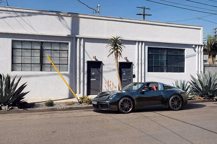 Để kiểm soát sức mạnh của xe, Porsche trang bị cho Targa 4 kẹp phanh 4 piston phía trước và dĩa phanh kích thước 330mm ở cả 4 bánh. Trong khi đó, phiên bản 4S trang bị kẹp phanh 6 piston phía trước và kẹp phanh 4 piston ở phía sau kết hợp với dĩa phanh 350mm. Tùy chọn phanh gốm composite của Porsche cũng được cung cấp song song. Chi tiết giá cả vẫn chưa được công bố.