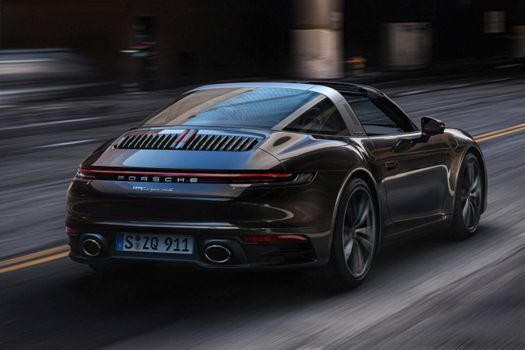 Về khả năng vận hành, bộ đôi xe mui trần Porsche 911 sử dụng Hệ thống treo chủ động của Porsche, có chức năng tự động điều chỉnh các đặc tính giảm xóc để mang lại sự thoải mái và xử lý hoàn hảo trong mọi tình huống lái xe. Ngoài ra, còn có Porsche Torque Vectoring Plus sử dụng khóa vi sai điện tử phía sau với đầy đủ lực phân bổ mô-men xoắn.