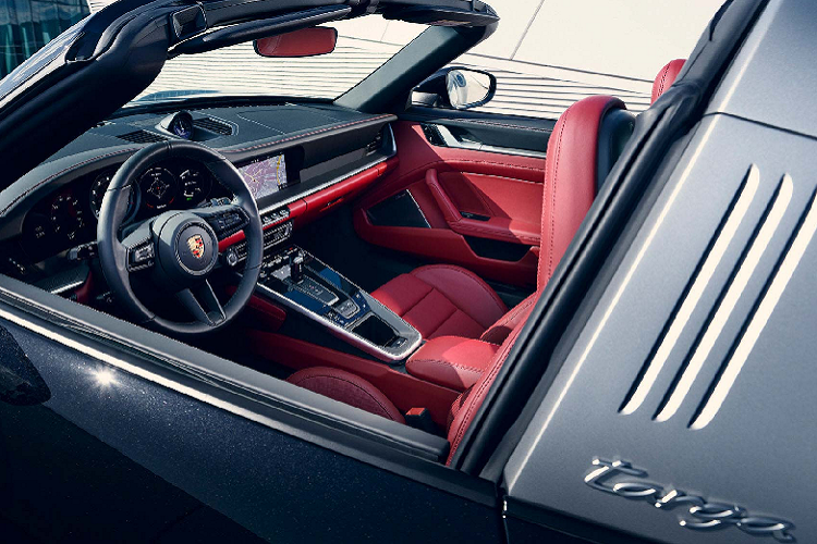Bên trong, Porsche 911 Targa được trang bị cụm bốn đồng hồ đo kỹ thuật số, bảng trung tâm điều khiển bao gồm cần sang số của hốp số PDK và màn hình trung tâm giải trí 10,9 inch sử dụng hệ thống Porsche Communication Management (PCM) với các chức năng điều hướng và Connect Plus với kết nối Apple CarPlay.