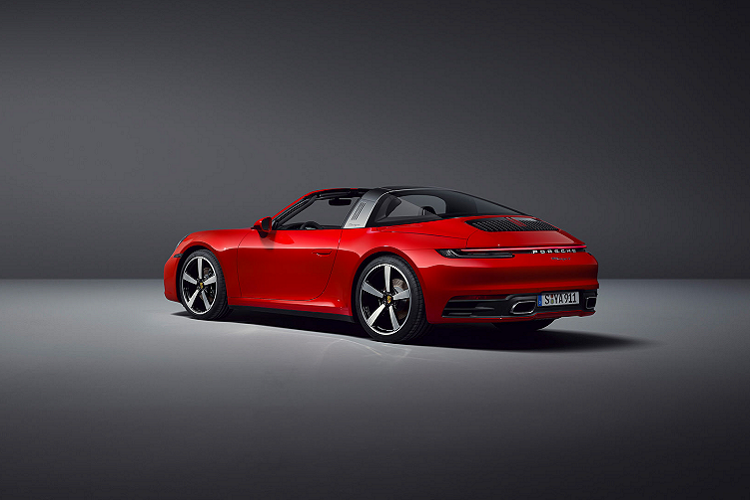 Cả hai phiên bản 911 Targa 4 và 911 Targa 4S đều được trang bị động cơ 6 xi-lanh 3.0 lít tăng áp kép. Đối với phiên bản Targa 4, động cơ này có công suất 380 mã lực tại 6.500 vòng / phút và mô-men xoắn cực đại 450Nm giữa 1.950 vòng / phút và 5.000 vòng / phút. Theo sau đó, biến thể cao cấp hơn Targa 4S sẽ có công suất 444 mã lực và mô-men xoắn cực đại 530 Nm từ 2.300 vòng / phút đến 5.000 vòng / phút.