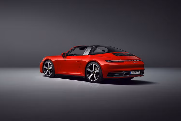 Cả hai phiên bản 911 Targa 4 và 911 Targa 4S đều được trang bị động cơ 6 xi-lanh 3.0 lít tăng áp kép. Đối với phiên bản Targa 4, động cơ này có công suất 380 mã lực tại 6.500 vòng / phút và mô-men xoắn cực đại 450Nm giữa 1.950 vòng / phút và 5.000 vòng / phút. Theo sau đó, biến thể cao cấp hơn Targa 4S sẽ có công suất 444 mã lực và mô-men xoắn cực đại 530 Nm từ 2.300 vòng / phút đến 5.000 vòng / phút.